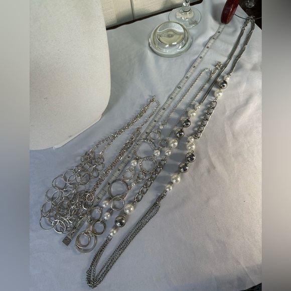 Three silvertone circle and pearl bead necklaces - Picture 7 of 8